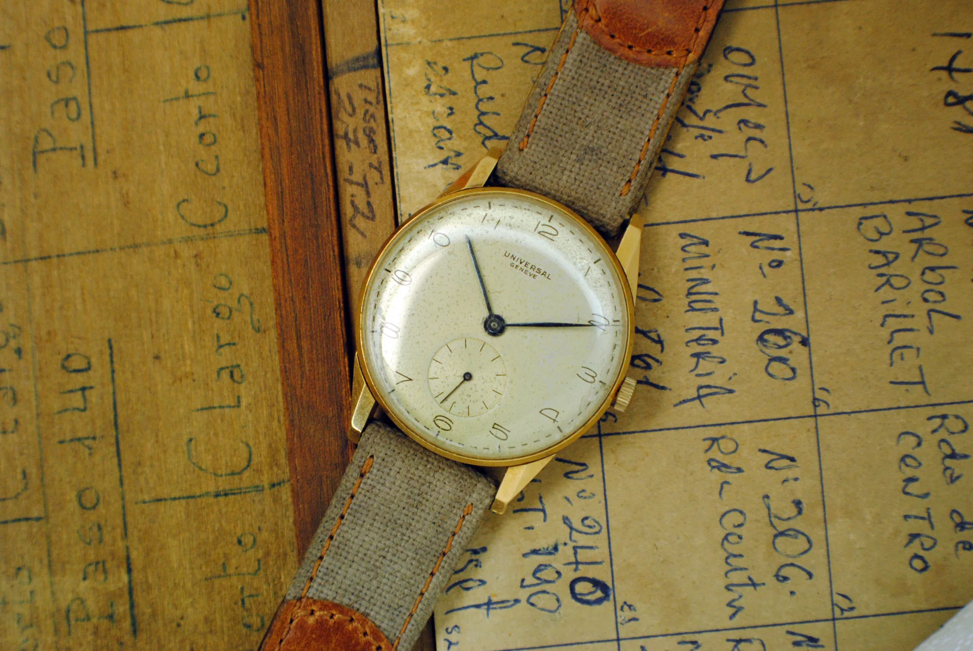 Universal Genève Ref. 11244 — 18k Rose Gold Step Lugs, Dotted Line Dial