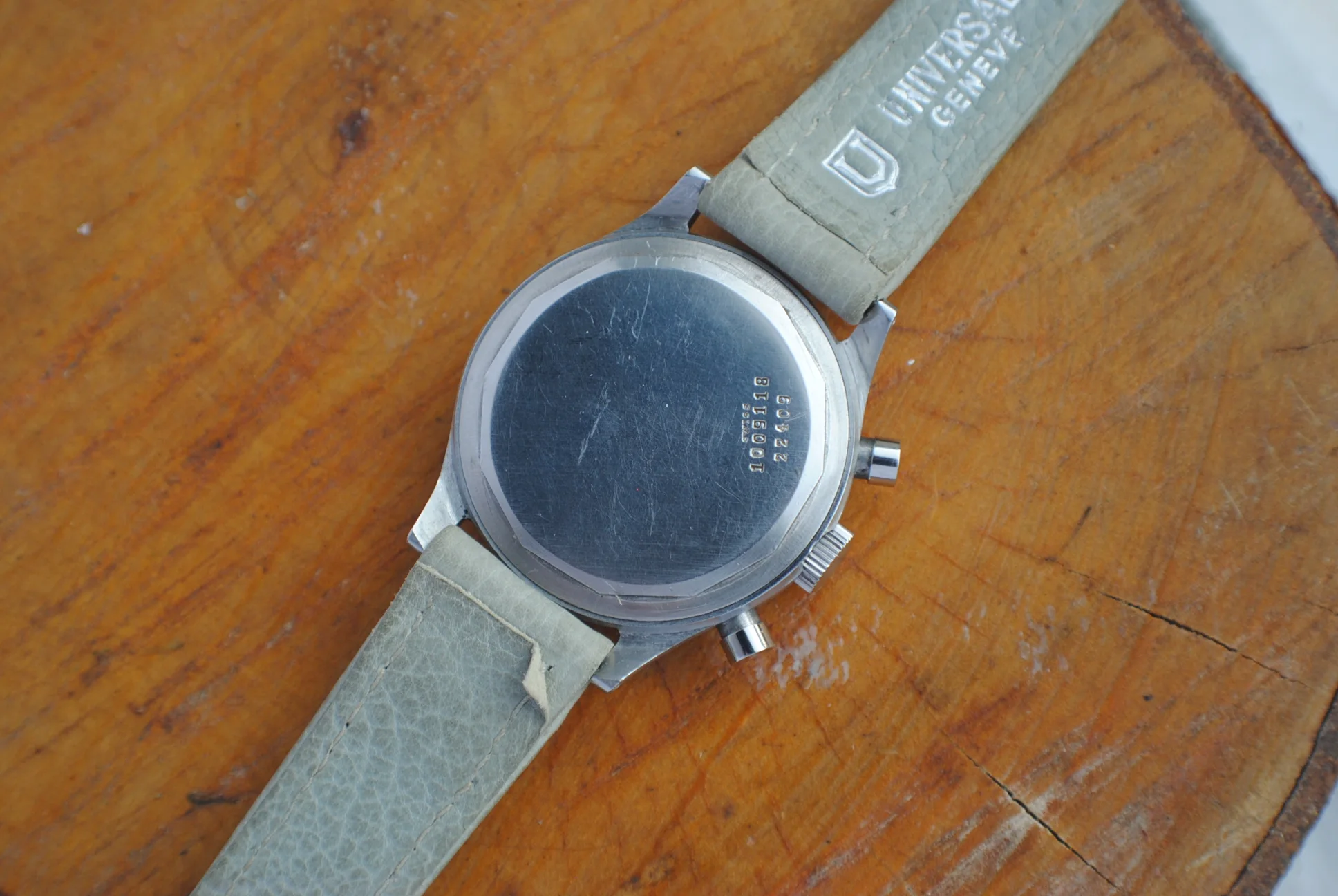 Stamped caseback and light grey Universal Genève strap of the sold reference 22409 chronograph